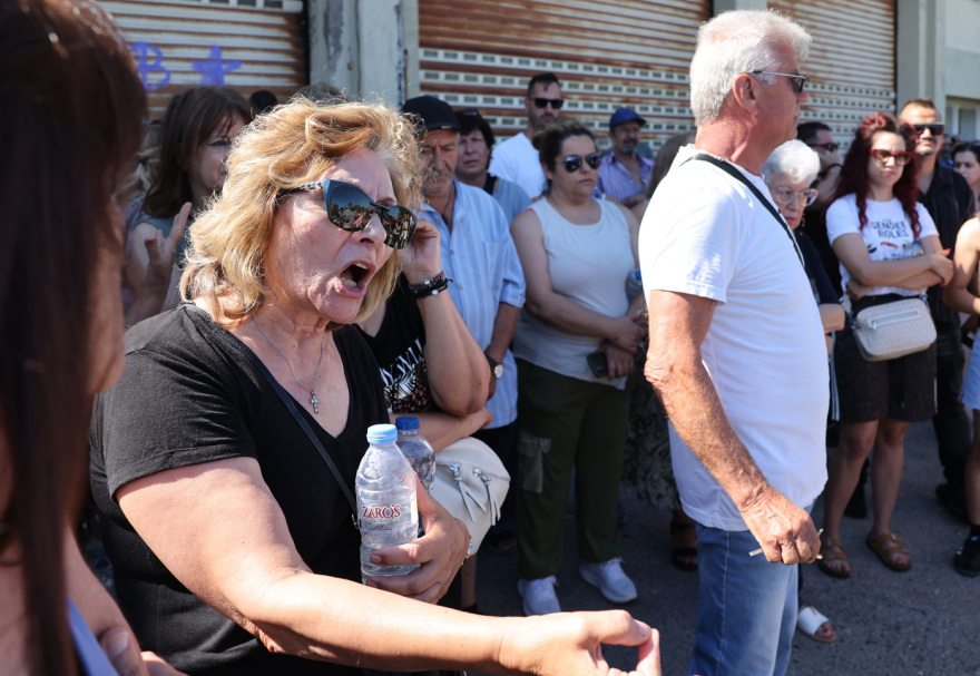 Στους δρόμους οι κάτοικοι του Ηρακλείου: Αντιδρούν στη δημιουργία δομής μεταναστών στο παλιό ΚΤΕΟ, δείτε εικόνες