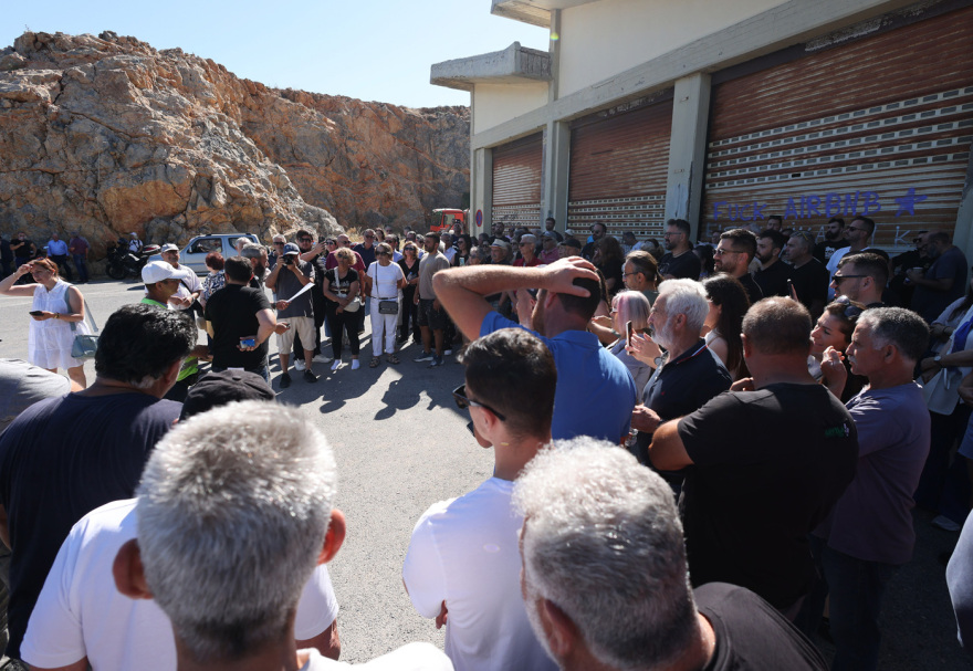 Στους δρόμους οι κάτοικοι του Ηρακλείου: Αντιδρούν στη δημιουργία δομής μεταναστών στο παλιό ΚΤΕΟ, δείτε εικόνες