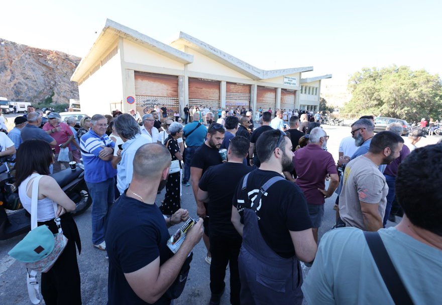 Στους δρόμους οι κάτοικοι του Ηρακλείου: Αντιδρούν στη δημιουργία δομής μεταναστών στο παλιό ΚΤΕΟ, δείτε εικόνες