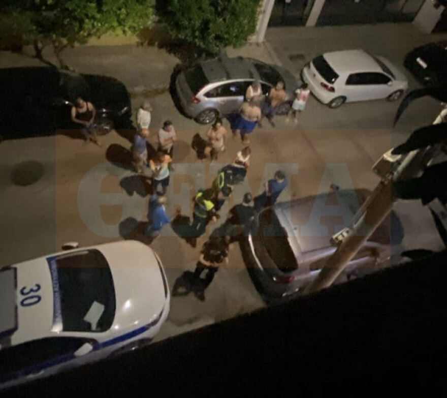 Αιγάλεω: Βίντεο λίγα λεπτά μετά την τρελή πορεία του βαν με τον μεθυσμένο οδηγό που καρφώθηκε σε σταθμευμένα ΙΧ
