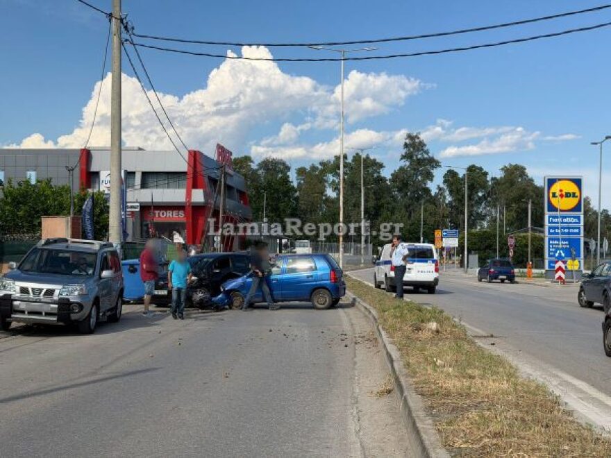 Απίστευτο τροχαίο στη Λαμία, μεθυσμένος οδηγός πέρασε πάνω από νησίδα και συγκρούστηκε με αυτοκίνητο, δείτε βίντεο