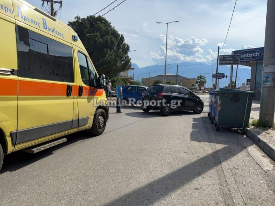 Απίστευτο τροχαίο στη Λαμία, μεθυσμένος οδηγός πέρασε πάνω από νησίδα και συγκρούστηκε με αυτοκίνητο, δείτε βίντεο