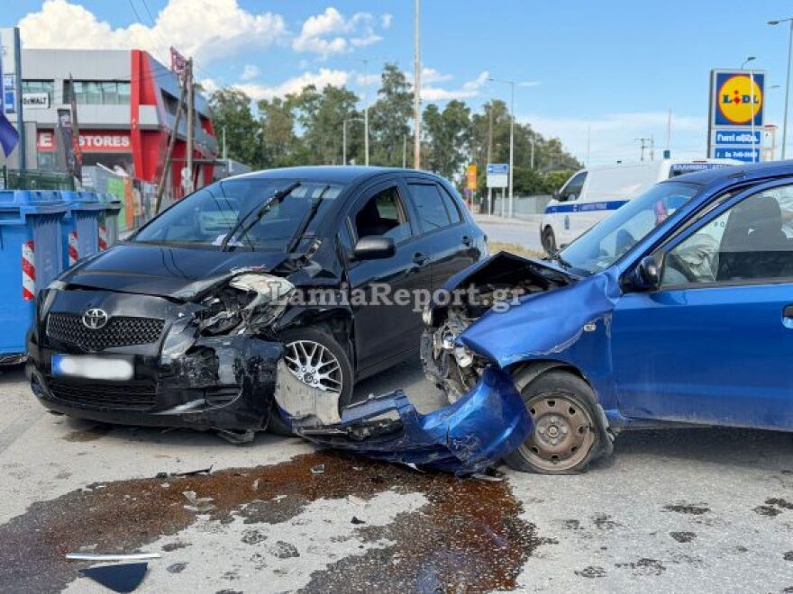 Απίστευτο τροχαίο στη Λαμία, μεθυσμένος οδηγός πέρασε πάνω από νησίδα και συγκρούστηκε με αυτοκίνητο, δείτε βίντεο