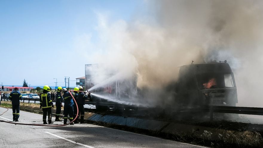 Νταλίκα τυλίχθηκε στις φλόγες στην Εθνική Οδό Μουδανιών - Θεσσαλονίκης, δείτε βίντεο και φωτογραφίες