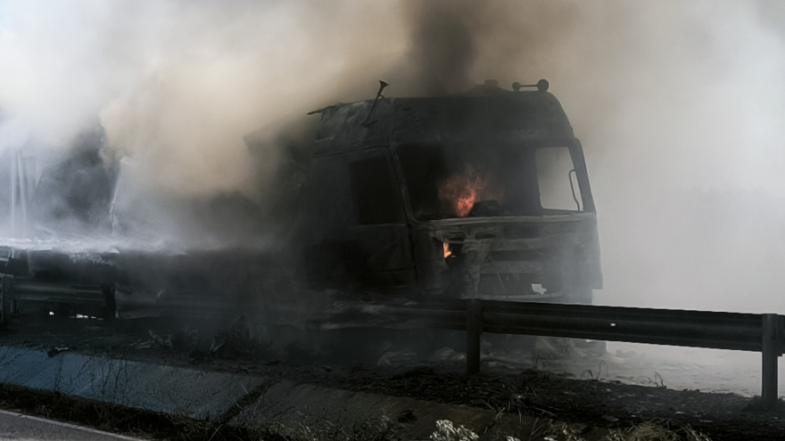 Νταλίκα τυλίχθηκε στις φλόγες στην Εθνική Οδό Μουδανιών - Θεσσαλονίκης, δείτε βίντεο και φωτογραφίες