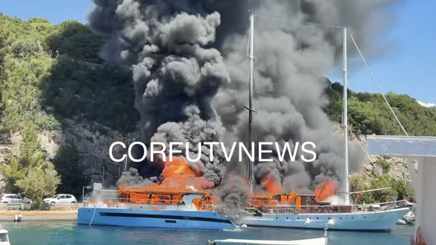 Φωτιά τώρα σε δύο τουριστικά σκάφη στους Παξούς - Δείτε βίντεο
