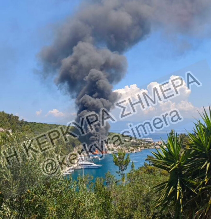 Φωτιά τώρα σε δύο τουριστικά σκάφη στους Παξούς - Δείτε βίντεο