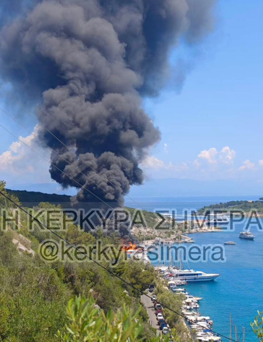 Φωτιά τώρα σε δύο τουριστικά σκάφη στους Παξούς - Δείτε βίντεο