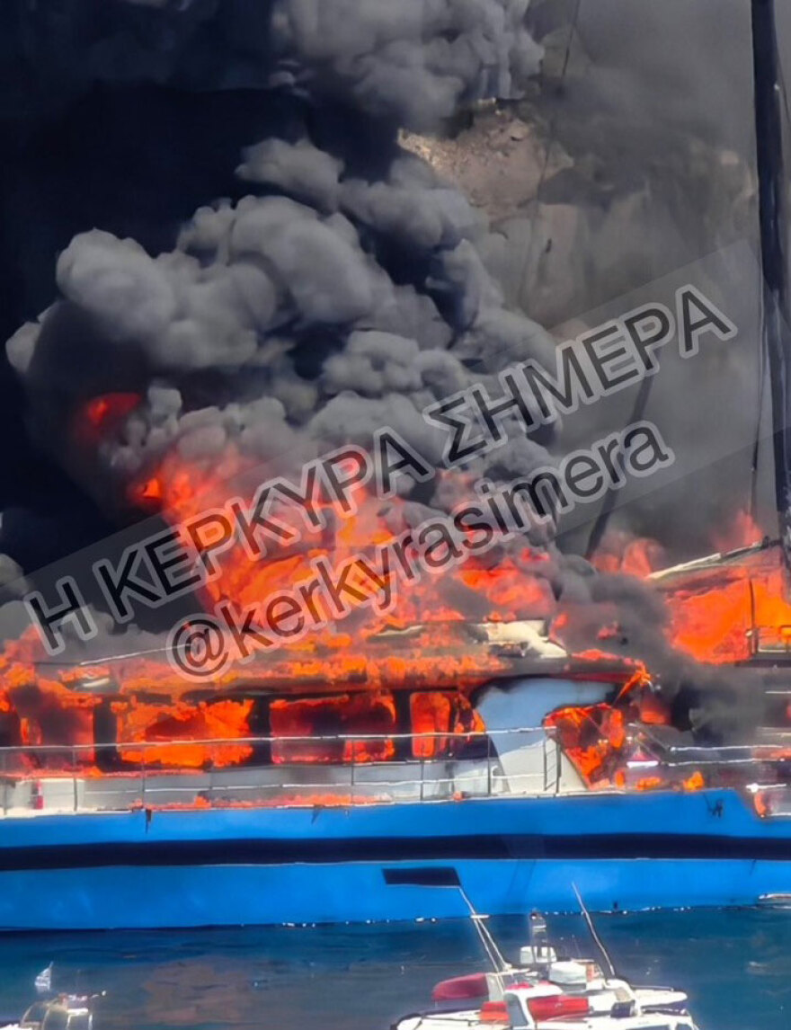 Φωτιά τώρα σε δύο τουριστικά σκάφη στους Παξούς - Δείτε βίντεο
