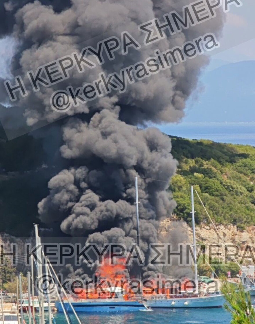 Φωτιά τώρα σε δύο τουριστικά σκάφη στους Παξούς - Δείτε βίντεο