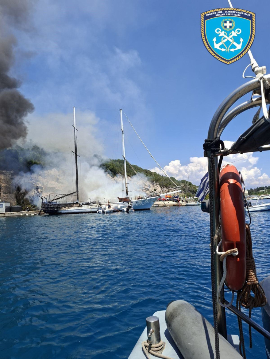 Παξοί: Συνελήφθη πλοίαρχος μετά τη φωτιά σε δύο τουριστικά σκάφη και τη βύθισή τους
