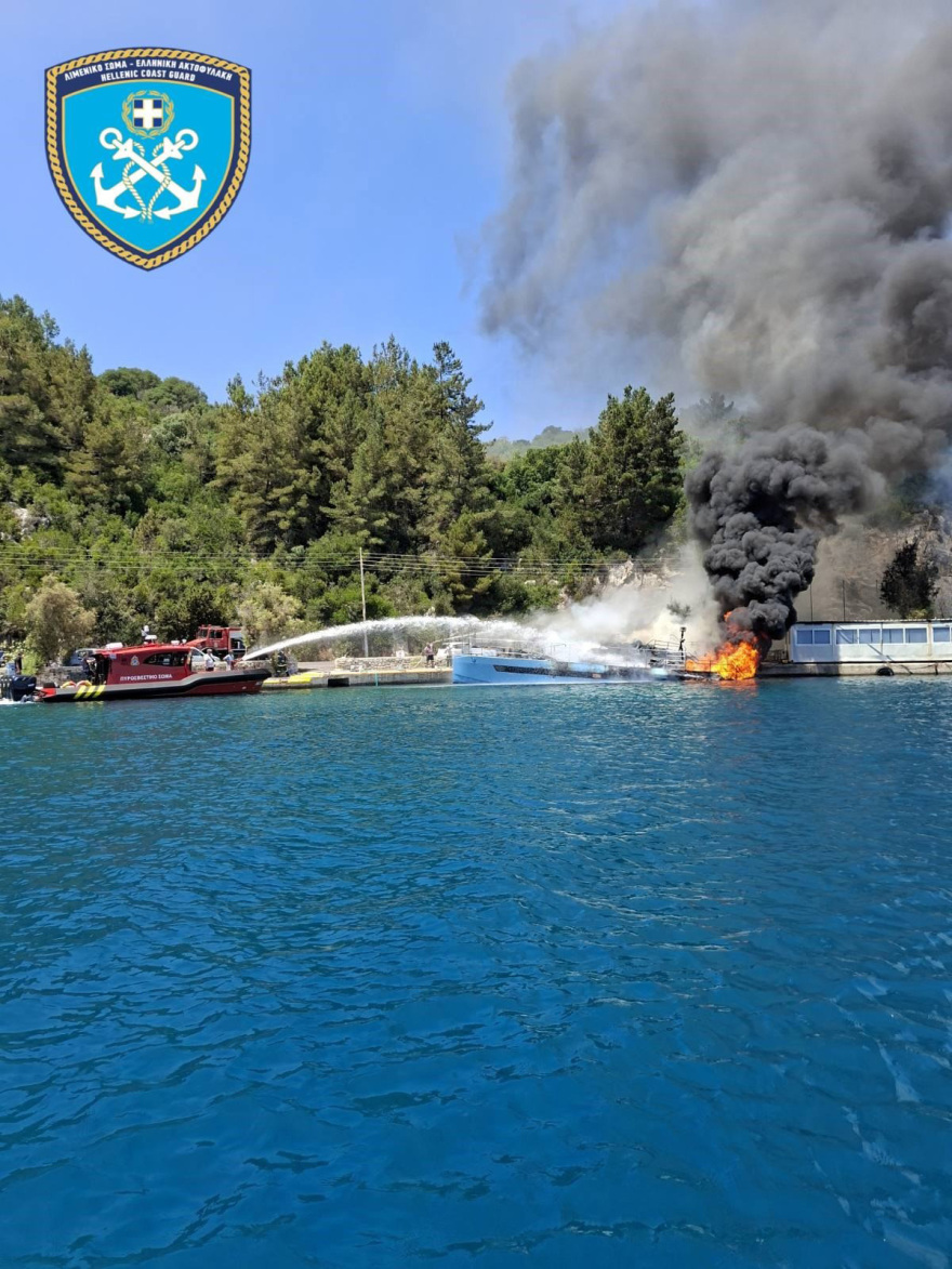 Παξοί: Συνελήφθη πλοίαρχος μετά τη φωτιά σε δύο τουριστικά σκάφη και τη βύθισή τους
