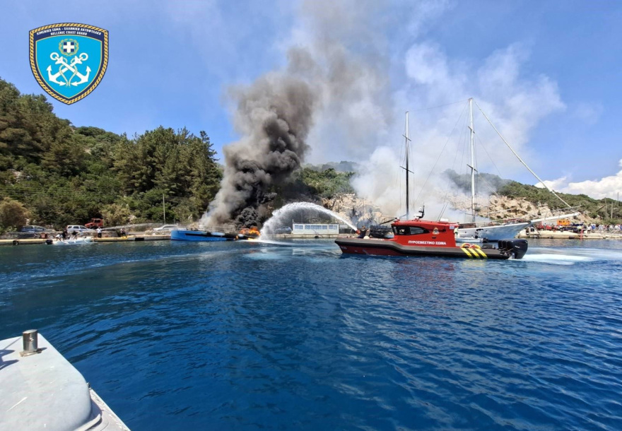 Παξοί: Συνελήφθη πλοίαρχος μετά τη φωτιά σε δύο τουριστικά σκάφη και τη βύθισή τους
