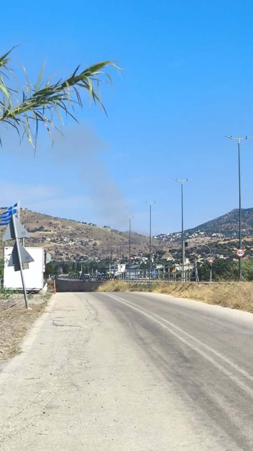 Φωτιά στην Κερατέα, επιχειρούν πάνω από 60 πυροσβέστες
