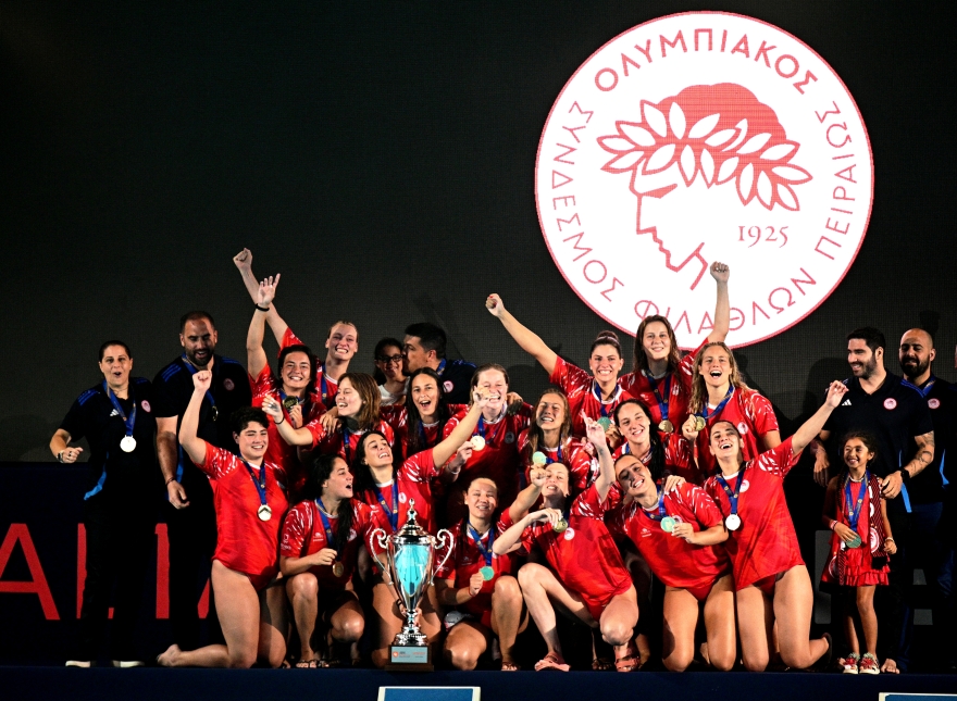 Νύχτα αποθέωσης μετά το τέταρτο Champions League του Ολυμπιακού: Φιλιά στην κούπα και πανηγυρισμοί μέχρι το πρωί, δείτε βίντεο και φωτογραφίες