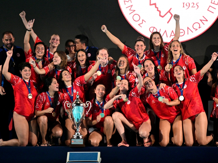 Νύχτα αποθέωσης μετά το τέταρτο Champions League του Ολυμπιακού: Φιλιά στην κούπα και πανηγυρισμοί μέχρι το πρωί, δείτε βίντεο και φωτογραφίες