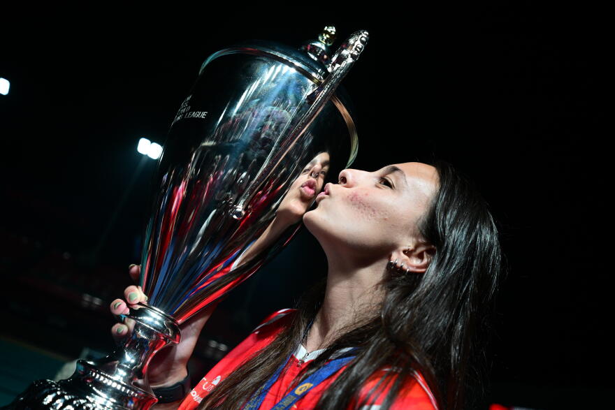 Νύχτα αποθέωσης μετά το τέταρτο Champions League του Ολυμπιακού: Φιλιά στην κούπα και πανηγυρισμοί μέχρι το πρωί, δείτε βίντεο και φωτογραφίες