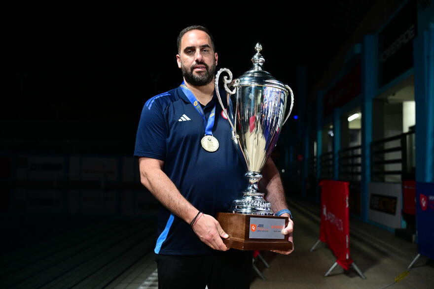 Νύχτα αποθέωσης μετά το τέταρτο Champions League του Ολυμπιακού: Φιλιά στην κούπα και πανηγυρισμοί μέχρι το πρωί, δείτε βίντεο και φωτογραφίες