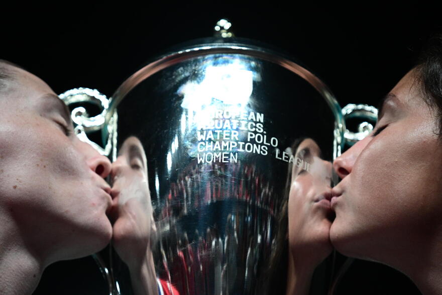 Νύχτα αποθέωσης μετά το τέταρτο Champions League του Ολυμπιακού: Φιλιά στην κούπα και πανηγυρισμοί μέχρι το πρωί, δείτε βίντεο και φωτογραφίες
