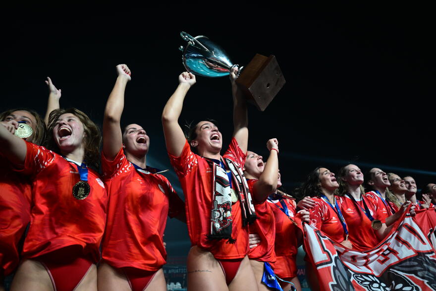 Νύχτα αποθέωσης μετά το τέταρτο Champions League του Ολυμπιακού: Φιλιά στην κούπα και πανηγυρισμοί μέχρι το πρωί, δείτε βίντεο και φωτογραφίες
