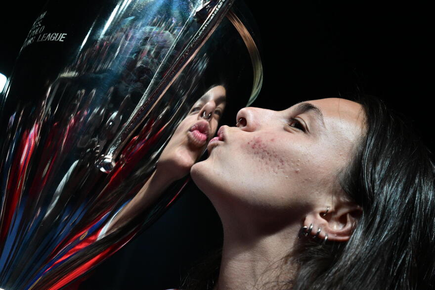 Νύχτα αποθέωσης μετά το τέταρτο Champions League του Ολυμπιακού: Φιλιά στην κούπα και πανηγυρισμοί μέχρι το πρωί, δείτε βίντεο και φωτογραφίες