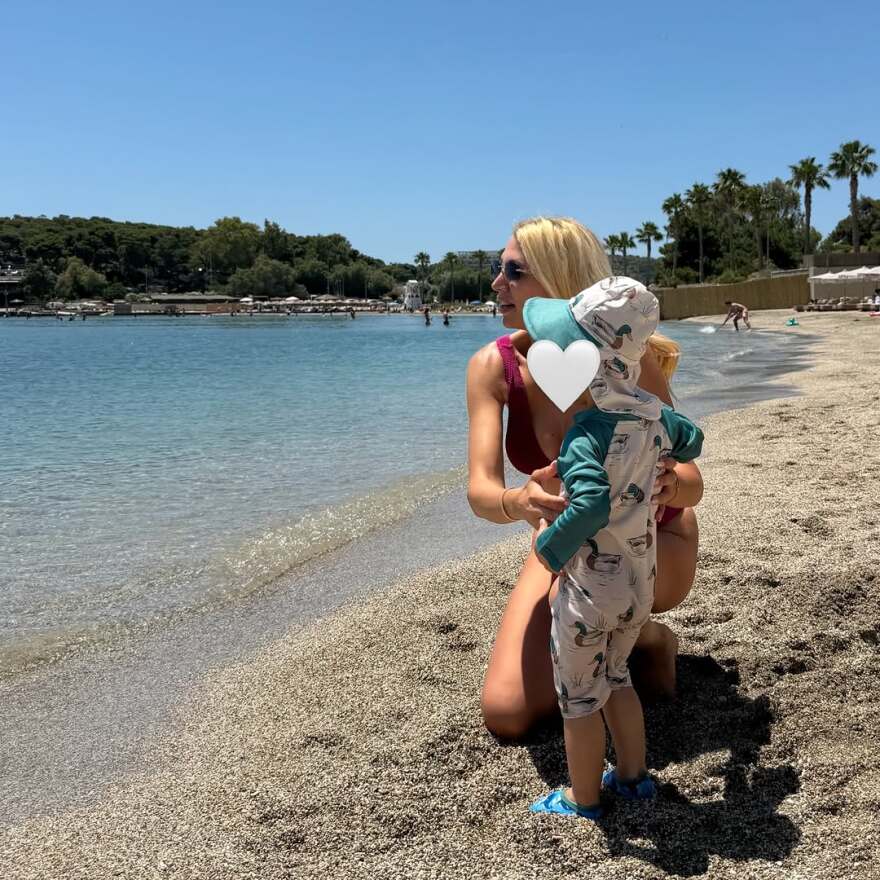 Η Κωνσταντίνα Σπυροπούλου πόζαρε με φούξια μπικίνι στη θάλασσα
