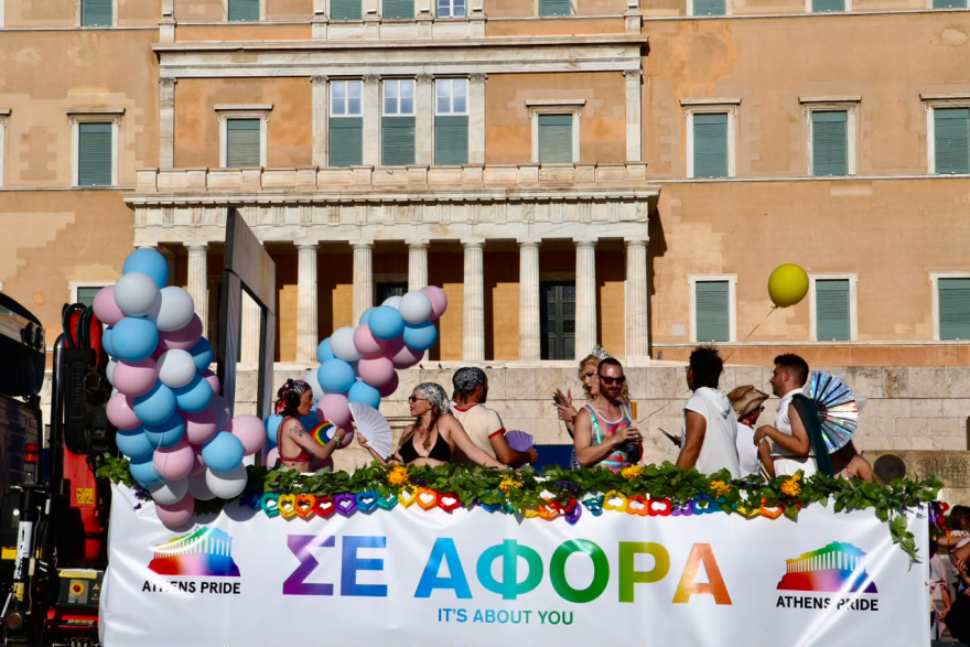 Γέμισε χρώμα το κέντρο της Αθήνας, πλήθος κόσμου στο Athens Pride 2026, ποιοι πολιτικοί δίνουν το «παρών», φωτογραφίες και βίντεο