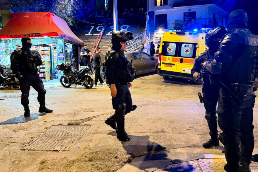 Θρίλερ στα Εξάρχεια: Νεκρός άνδρας από πυροβολισμούς στη μέση του δρόμου