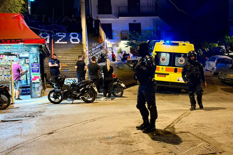 Θρίλερ στα Εξάρχεια: Νεκρός άνδρας από πυροβολισμούς στη μέση του δρόμου