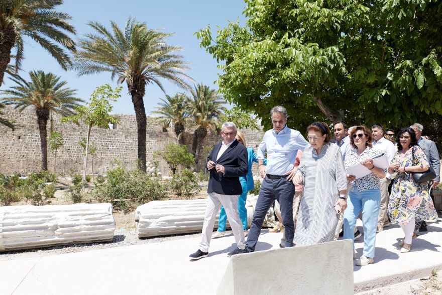 Μητσοτάκης από τον αρχαιολογικό χώρο της Περβόλας: Εδώ συναντώνται οι πολιτισμοί που διαμόρφωσαν διαχρονικά τη Ρόδο
