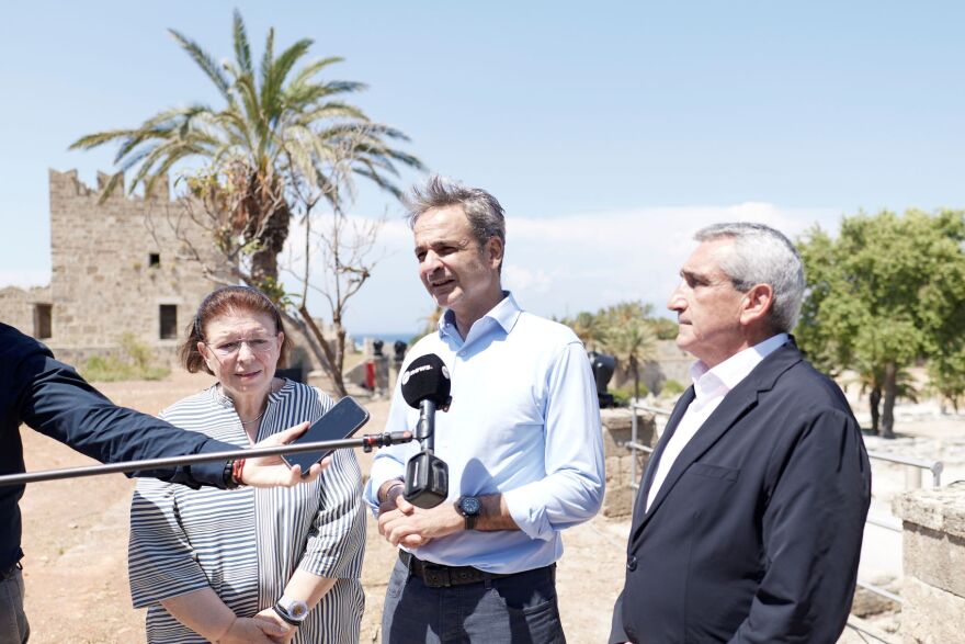 Μητσοτάκης από τον αρχαιολογικό χώρο της Περβόλας: Εδώ συναντώνται οι πολιτισμοί που διαμόρφωσαν διαχρονικά τη Ρόδο
