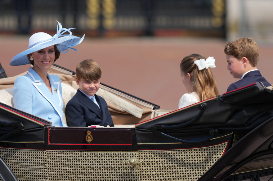Κέιτ Μίντλετον: Εντυπωσιακή στο Trooping the Colour για τα «δεύτερα γενέθλια» του βασιλιά Καρόλου