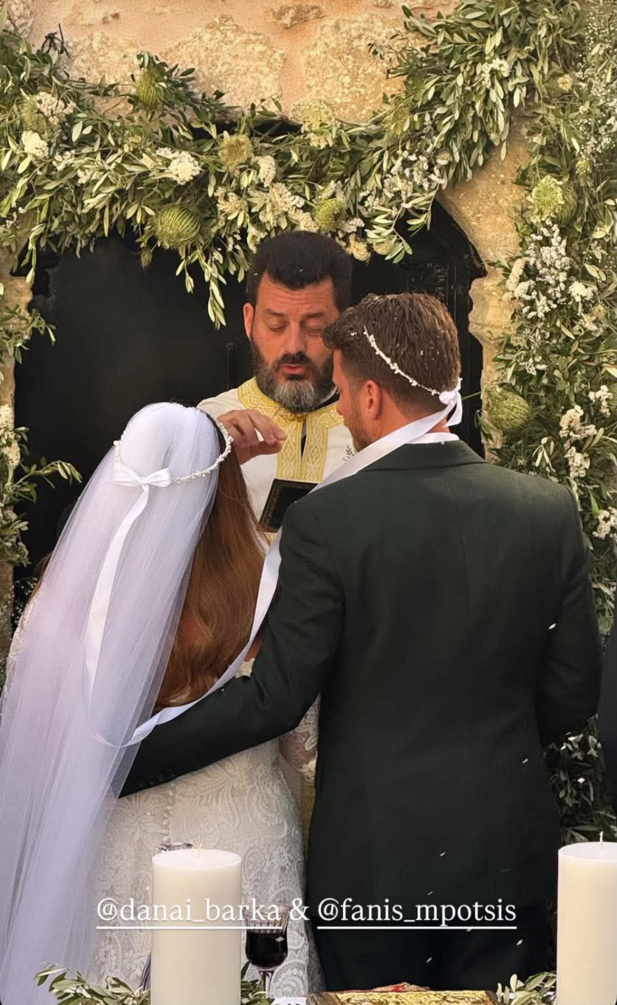 Οι πρώτες εικόνες από τον γάμο της Δανάης Μπάρκα, τη συνόδευσε ο Χρήστος Χατζηπαναγιώτης στην εκκλησία
