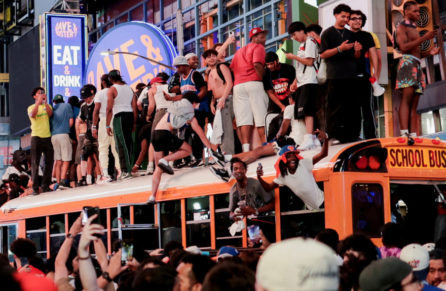 Έκσταση στους δρόμους της Νέας Υόρκης για το πρωτάθλημα των Νικς: Πανηγυρισμοί, τρέλα και ένα σπασμένο περιπολικό, δείτε βίντεο