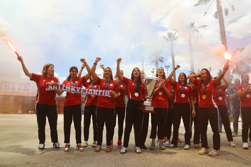 Ολυμπιακός: Επέστρεψαν στην Ελλάδα οι πρωταθλήτριες Ευρώπης του πόλο και αποθεώθηκαν