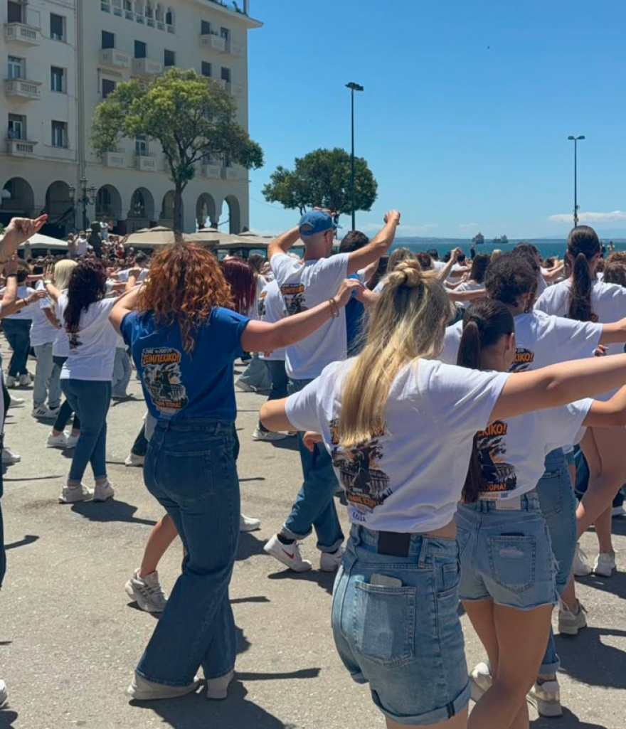 Θεσσαλονίκη: Πάνω από 800 χορευτές μαζεύτηκαν για να καταρρίψουν το Ρεκόρ Γκίνες με τη μεγαλύτερη ταυτόχρονη χορογραφία ζεϊμπέκικου
