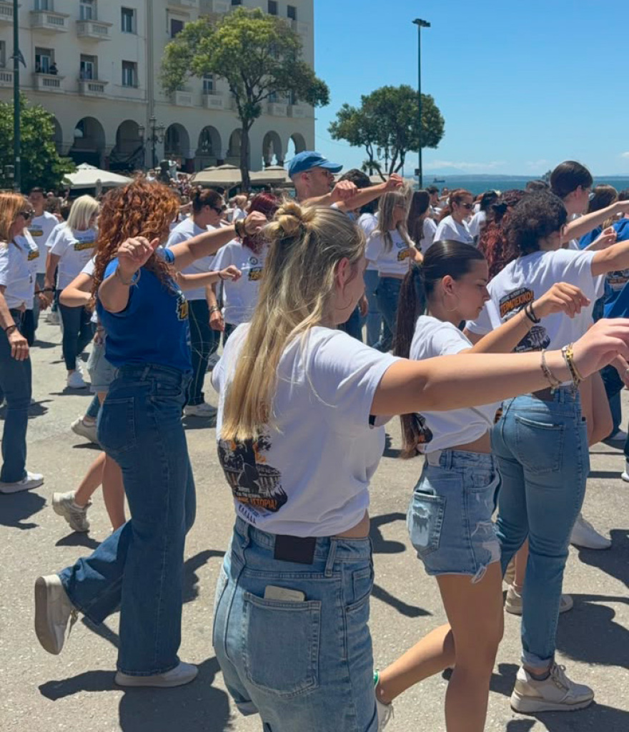 Θεσσαλονίκη: Πάνω από 800 χορευτές μαζεύτηκαν για να καταρρίψουν το Ρεκόρ Γκίνες με τη μεγαλύτερη ταυτόχρονη χορογραφία ζεϊμπέκικου