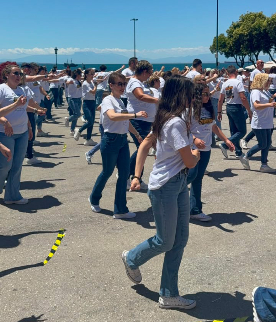 Θεσσαλονίκη: Πάνω από 800 χορευτές μαζεύτηκαν για να καταρρίψουν το Ρεκόρ Γκίνες με τη μεγαλύτερη ταυτόχρονη χορογραφία ζεϊμπέκικου