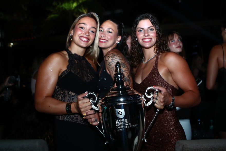 Με Νίκο Βέρτη γιόρτασαν οι πολίστριες του Ολυμπιακού την κατάκτηση του Champions League, δείτε βίντεο και φωτογραφίες