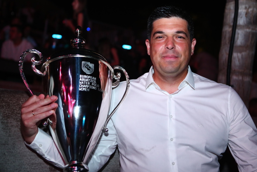 Με Νίκο Βέρτη γιόρτασαν οι πολίστριες του Ολυμπιακού την κατάκτηση του Champions League, δείτε βίντεο και φωτογραφίες