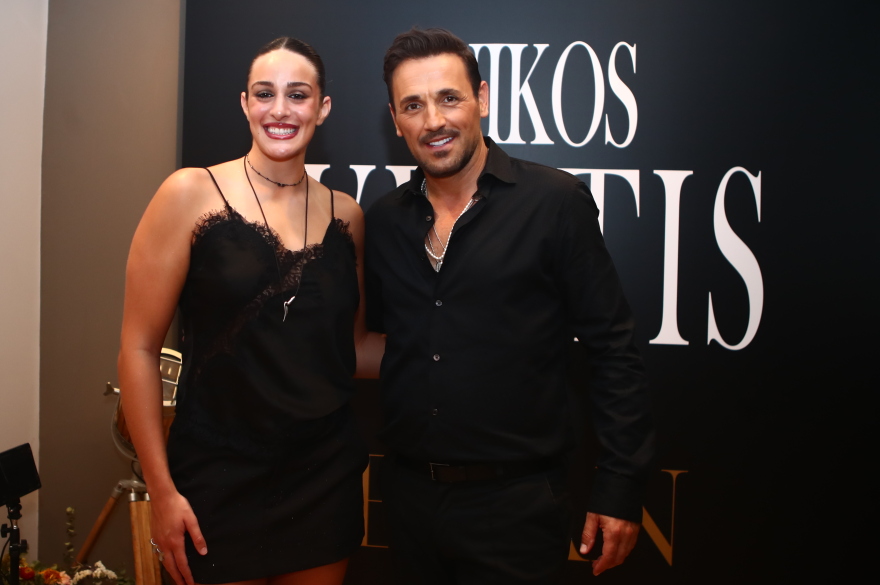 Με Νίκο Βέρτη γιόρτασαν οι πολίστριες του Ολυμπιακού την κατάκτηση του Champions League, δείτε βίντεο και φωτογραφίες
