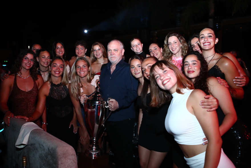 Με Νίκο Βέρτη γιόρτασαν οι πολίστριες του Ολυμπιακού την κατάκτηση του Champions League, δείτε βίντεο και φωτογραφίες