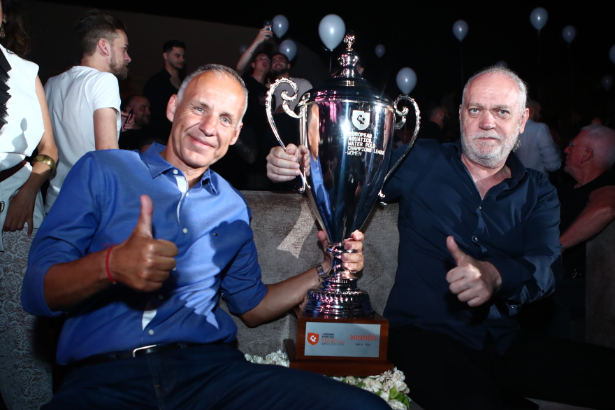 Με Νίκο Βέρτη γιόρτασαν οι πολίστριες του Ολυμπιακού την κατάκτηση του Champions League, δείτε βίντεο και φωτογραφίες