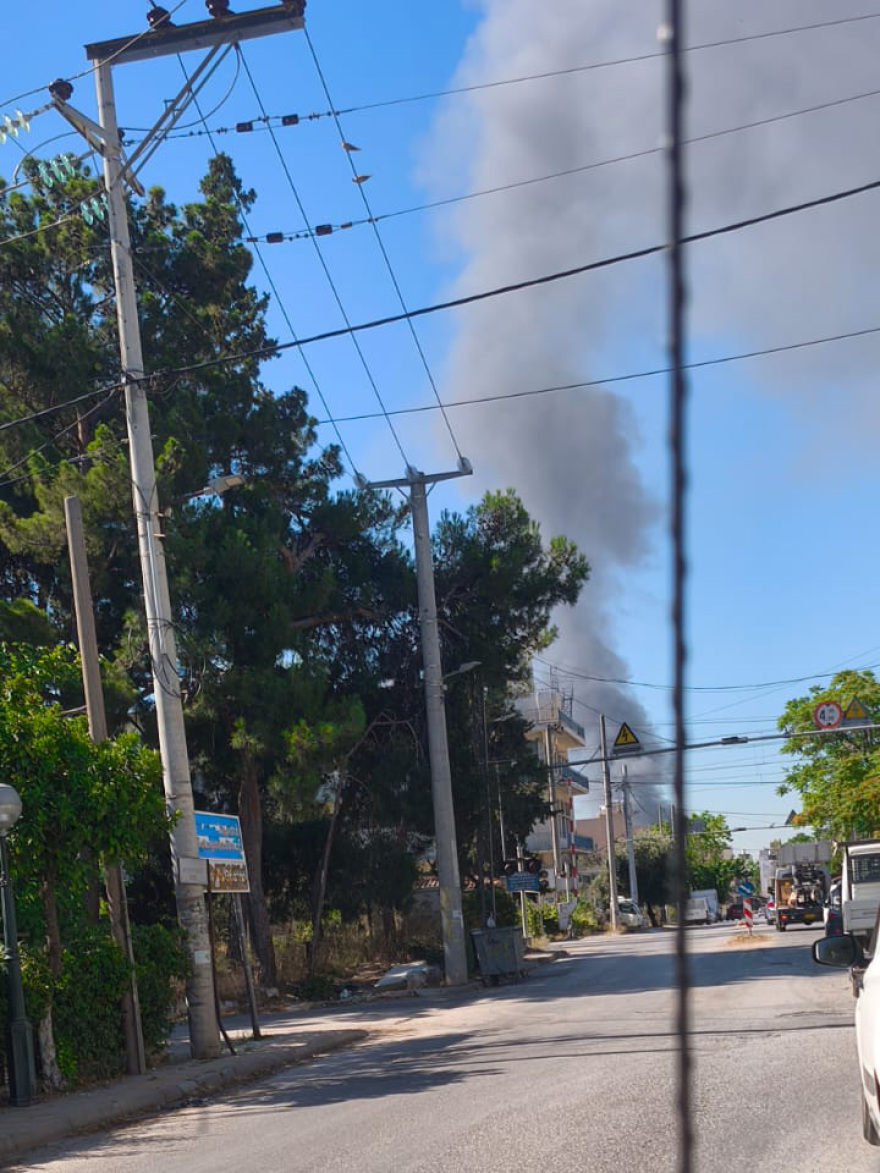 Καλύτερη η εικόνα της φωτιάς σε κατάστημα με ανταλλακτικά αυτοκινήτων στο Μενίδι, μαύρος καπνός σκέπασε τα βόρεια προάστια
