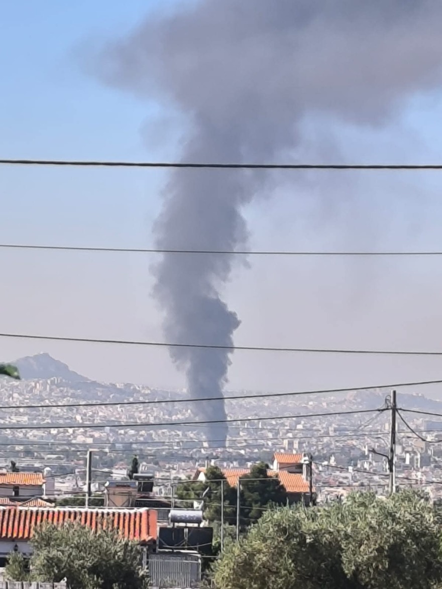 Καλύτερη η εικόνα της φωτιάς σε κατάστημα με ανταλλακτικά αυτοκινήτων στο Μενίδι, μαύρος καπνός σκέπασε τα βόρεια προάστια
