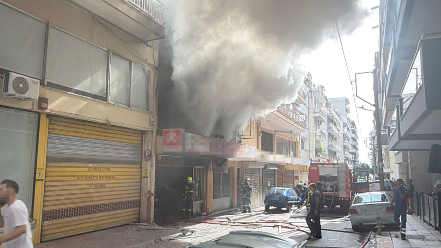 Φωτιά τώρα σε συνεργείο αυτοκινήτων στη Θεσσαλονίκη, δείτε βίντεο