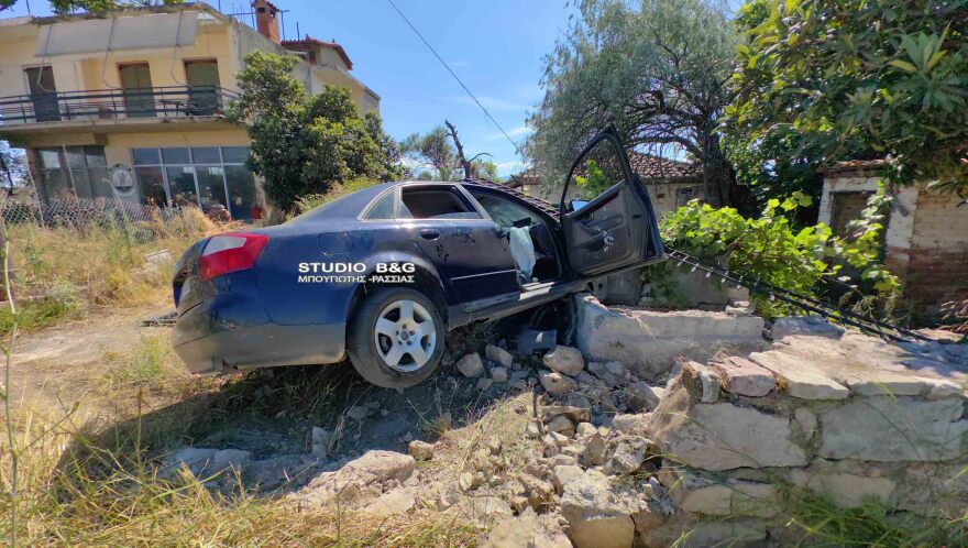 Πέντε τραυματίες σε τροχαίο στην Αργολίδα, αυτοκίνητο «καρφώθηκε» σε μάντρα σπιτιού