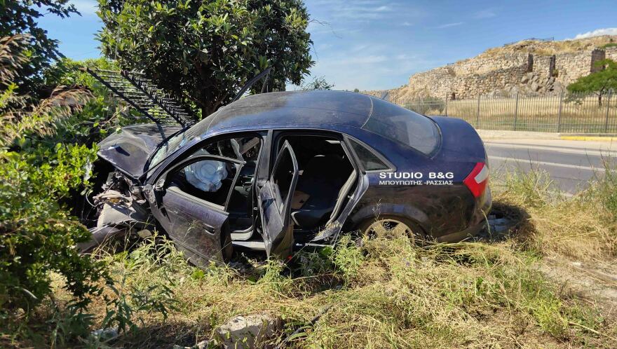 Πέντε τραυματίες σε τροχαίο στην Αργολίδα, αυτοκίνητο «καρφώθηκε» σε μάντρα σπιτιού