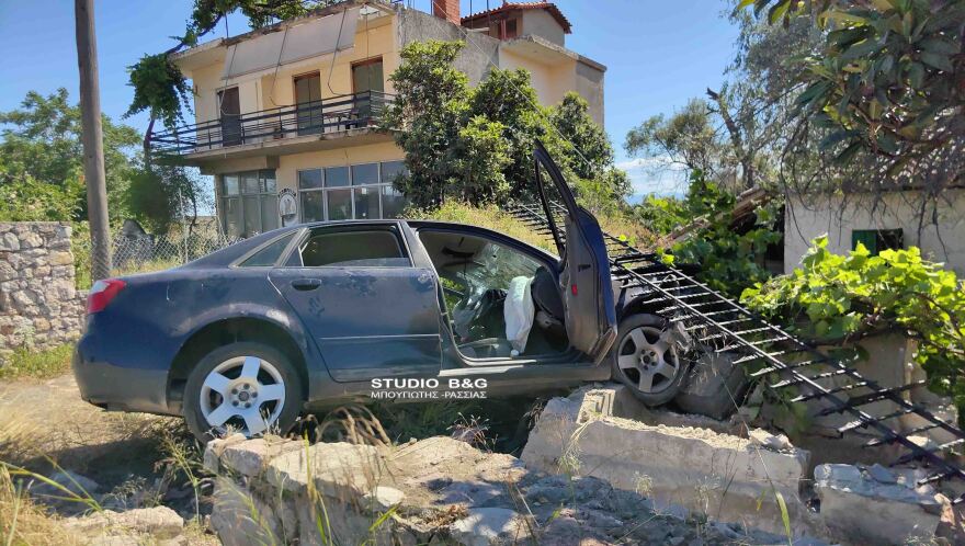 Πέντε τραυματίες σε τροχαίο στην Αργολίδα, αυτοκίνητο «καρφώθηκε» σε μάντρα σπιτιού