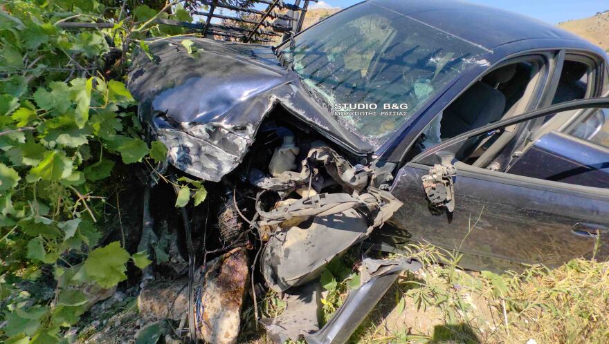 Πέντε τραυματίες σε τροχαίο στην Αργολίδα, αυτοκίνητο «καρφώθηκε» σε μάντρα σπιτιού